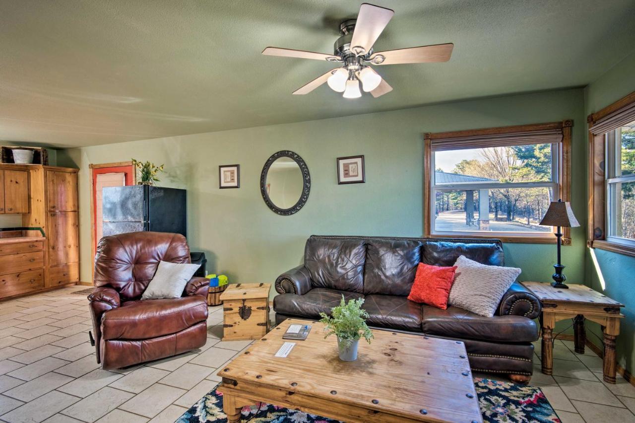 Broken Bow Cottage With Deck, Hot Tub And Fire Pit! Bagian luar foto