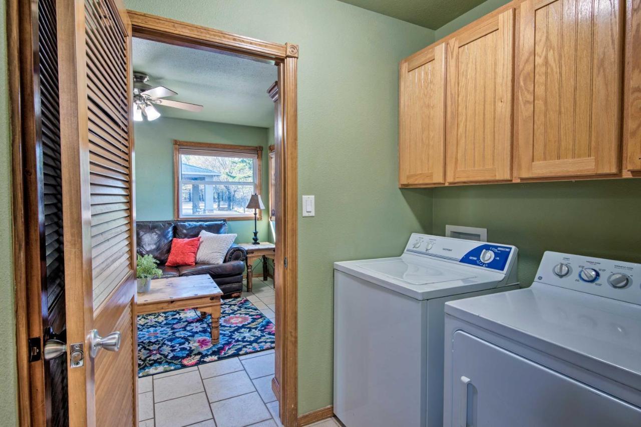 Broken Bow Cottage With Deck, Hot Tub And Fire Pit! Bagian luar foto